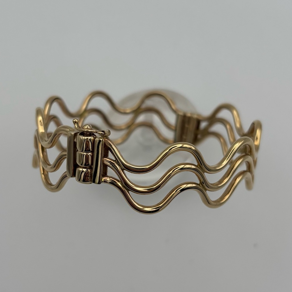 Elegant Gold Wave Bracelet - Picture 2 of 6
